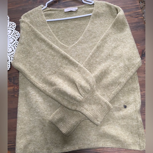Cream Light Sage Green V-Neck Pullover - Picture 5 of 13